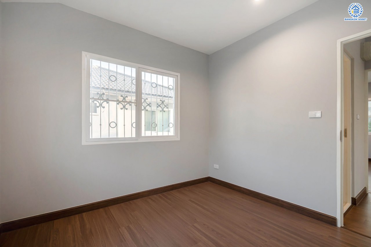 บ้านเดี่ยวมือสอง จากแบรนด์ LH โครงการ ชัยพฤกษ์ วัชรพล หลังใหญ่ เนื้อที่ 55.4 ตร.ว. ฟังก์ชัน 3 ห้องนอน 3 ห้องน้ำ จอดรถได้ 2 คัน พร้อม Facilities ครบครัน บนทำเลเดินทางสะดวก ติดถนนสุขาภิบาล5 เชื่อมต่อหลายเส้นทาง ใกล้ทางด่วน "ฉลองรัช" และรถไฟฟ้าสายสีเขียว "สถานีสายหยุด"